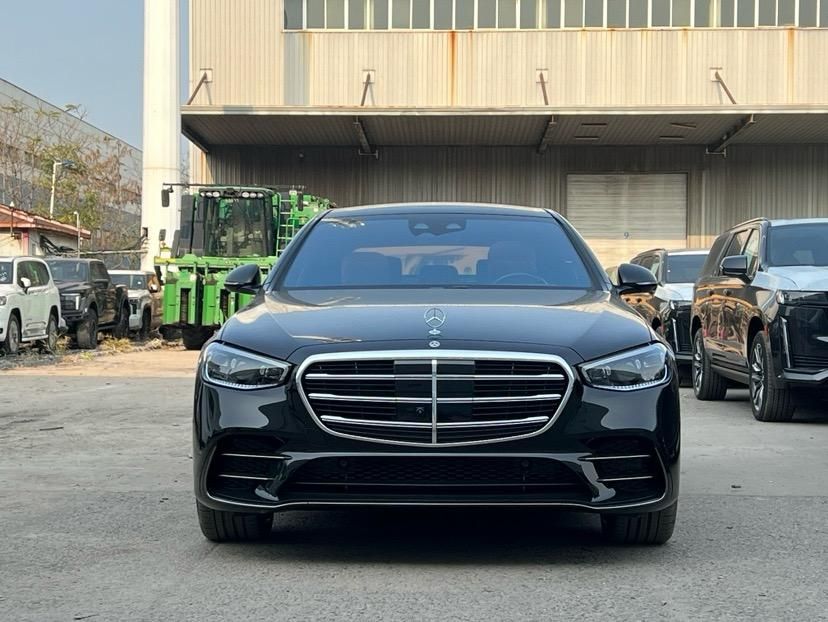 2025款加版奔驰S500 四驱 长轴 五座 黑棕现车配置及图片